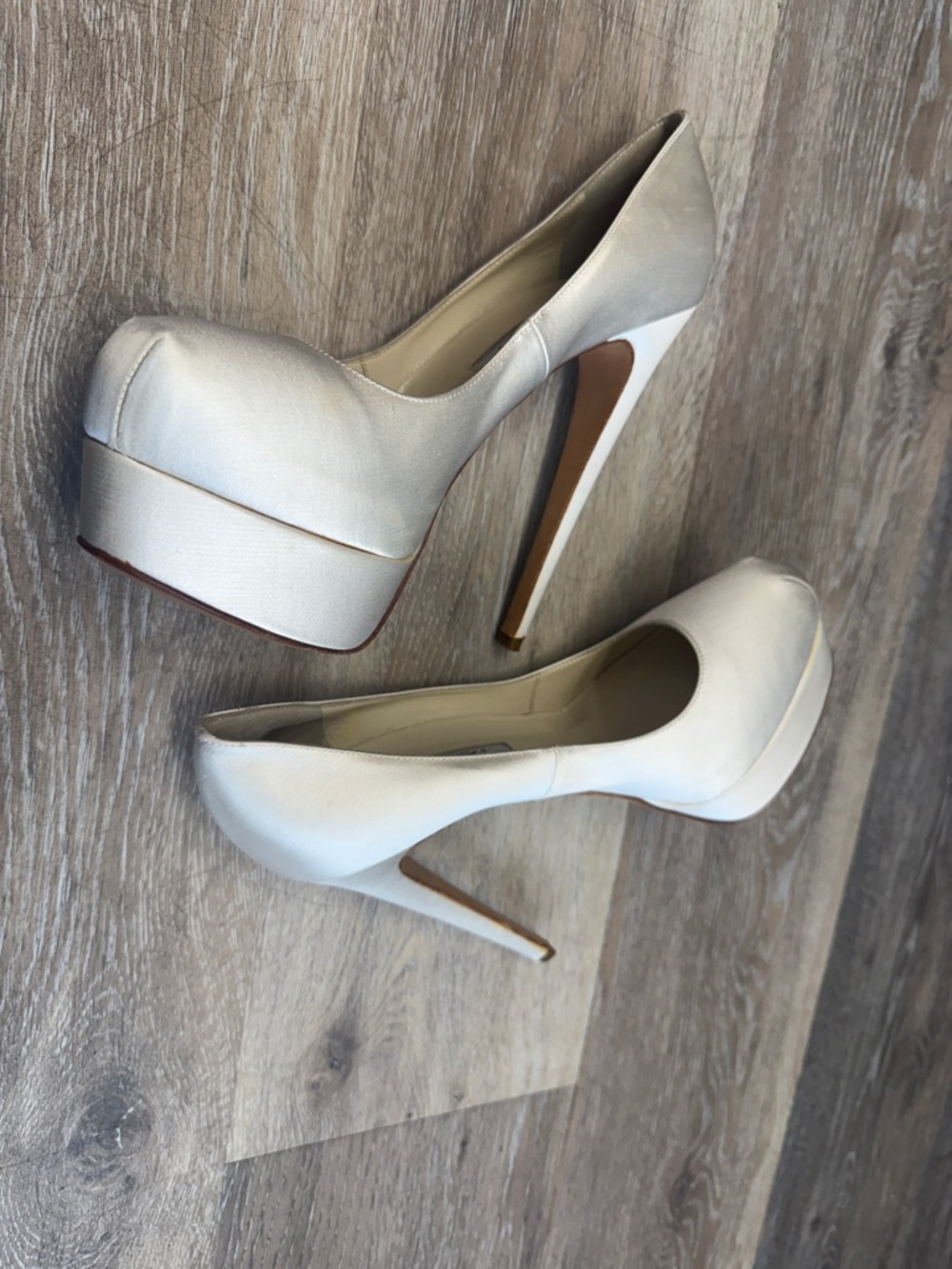 B Brian AtWood Ivory Satin Women's Pumps - Classic Court EUR 38 - Picture 3 of 9